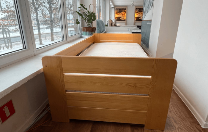 ŁÓŻKO SOSNOWE Z POJEMNIKIEM I DESKĄ BOCZNĄ PROSTE WYSTAWOWE 90X200