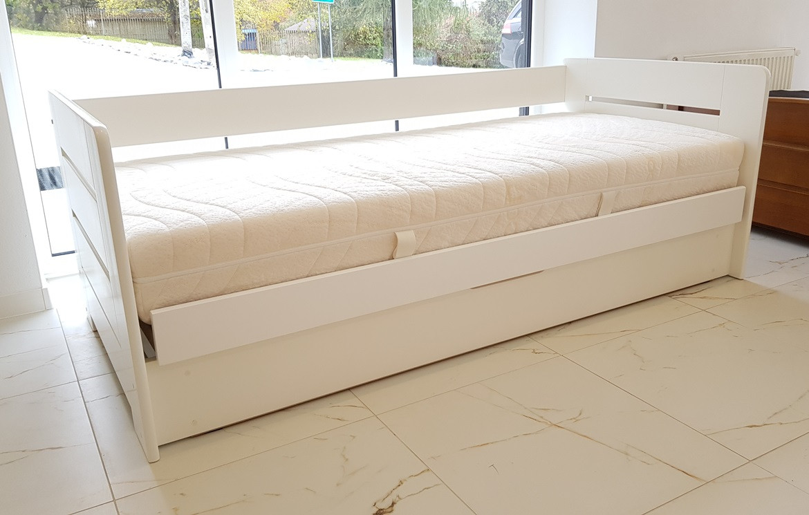 ŁÓŻKO DREWNIANE Z POJEMNIKIEM I DESKĄ BOCZNĄ PROSTE