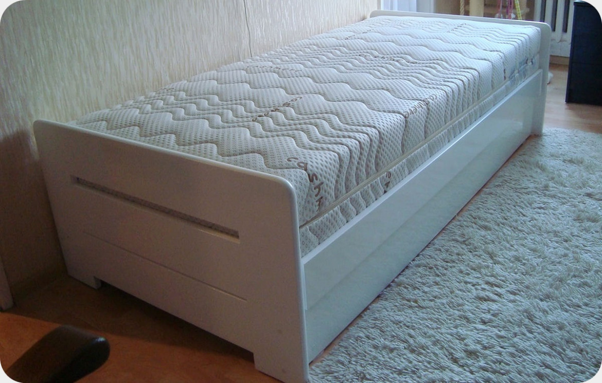 ŁÓŻKO DREWNIANE Z POJEMNIKIEM PROSTE NISKIE SZCZYTY