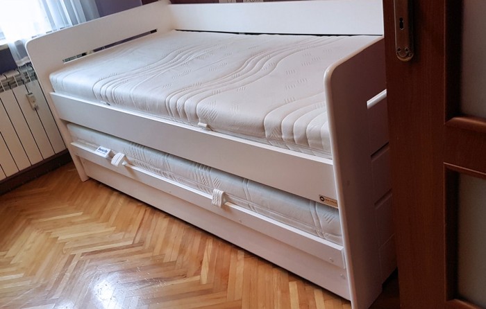 ŁÓŻKO DĘBOWE DWUPOZIOMOWE Z POJEMNIKIEM I MATERACAMI NA SPRĘŻYNIE BONELOWEJ